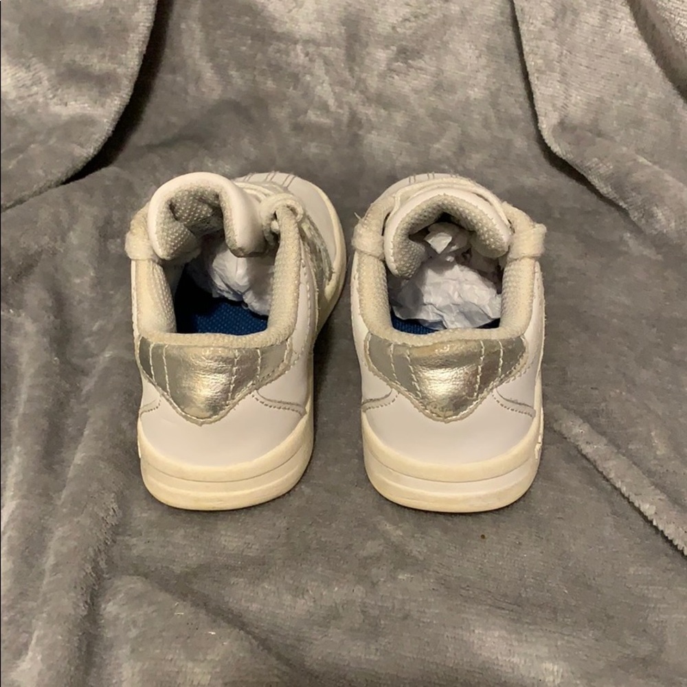 White and silver K-Swiss infant size 8 - Picture 4 of 5